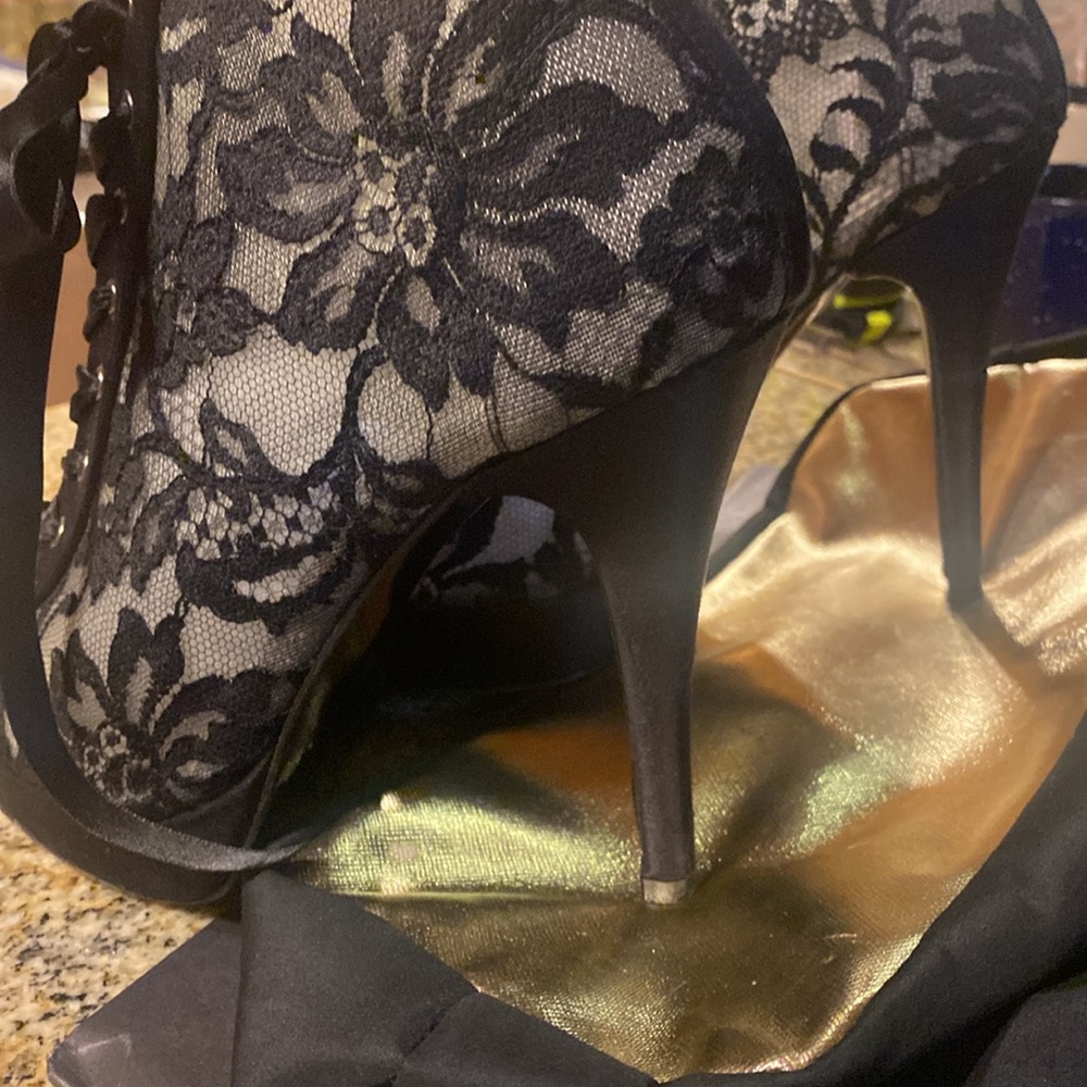 Stuart Weitzman - Picture 14 of 16
